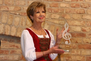 Carolin Reiber erhält den Volksmusikpreis von "Menschen in Europa" - Pokale produziert von JOSKA Bodenmais